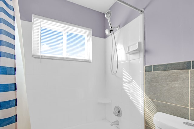full bathroom featuring toilet and shower / tub combo with curtain