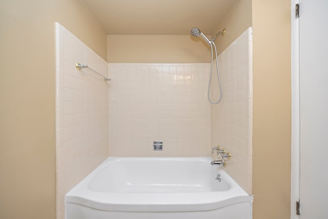 bathroom with bathtub / shower combination