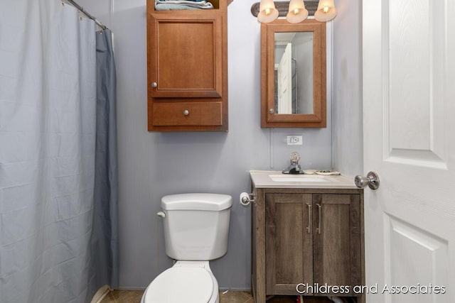 full bath with a shower with curtain, vanity, and toilet