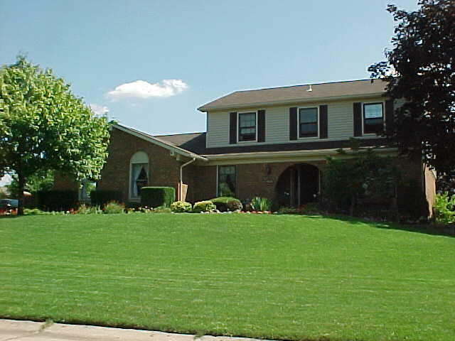 traditional home featuring a front yard