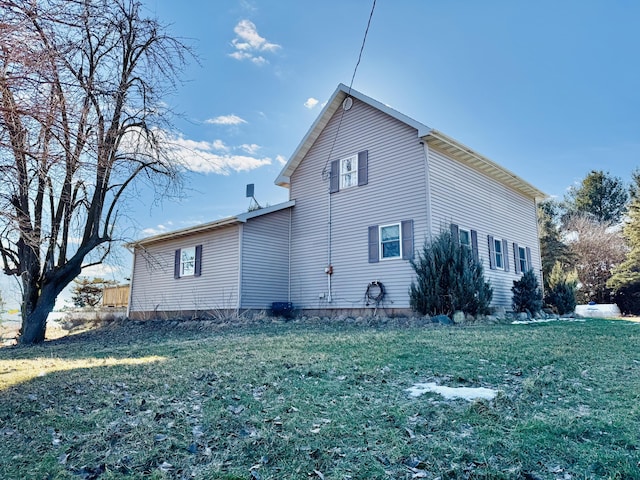 view of side of property featuring a lawn