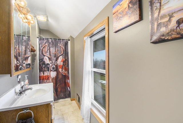 full bath featuring lofted ceiling, visible vents, vanity, baseboards, and a shower with curtain