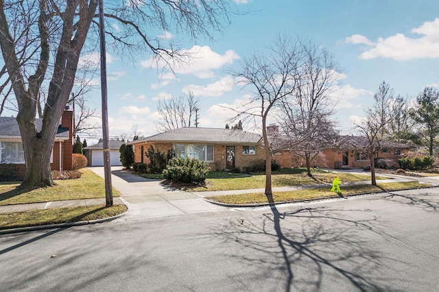 ranch-style house featuring a front lawn and brick siding