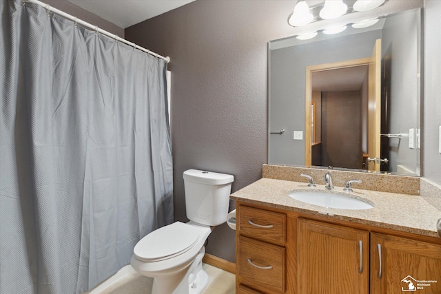 full bathroom with toilet, a textured wall, a shower with shower curtain, and vanity