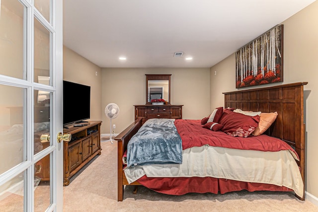 bedroom featuring recessed lighting, visible vents, light carpet, and baseboards