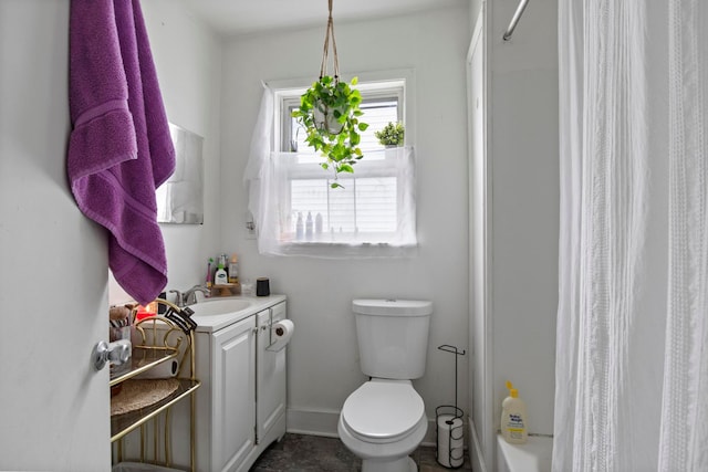 bathroom with toilet, curtained shower, baseboards, and vanity