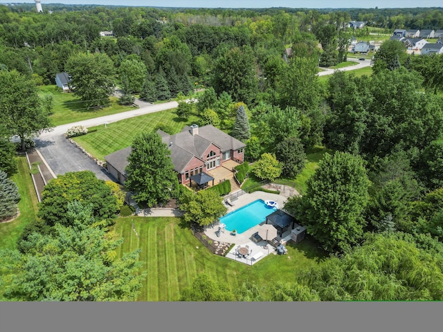 bird's eye view featuring a wooded view