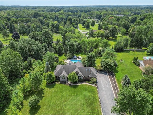 bird's eye view with a view of trees