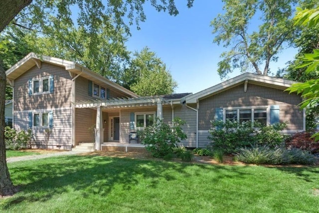 view of front of property with a front yard