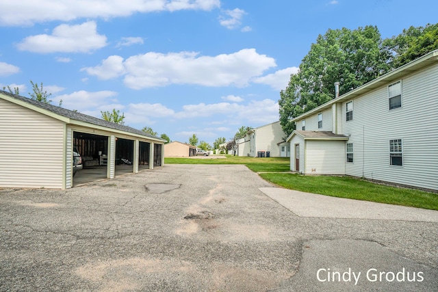 view of yard featuring a residential view and an outbuilding