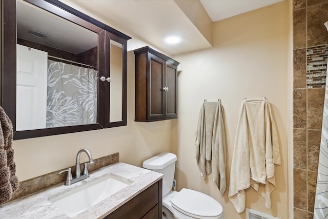 full bath featuring toilet, a shower with curtain, visible vents, and vanity