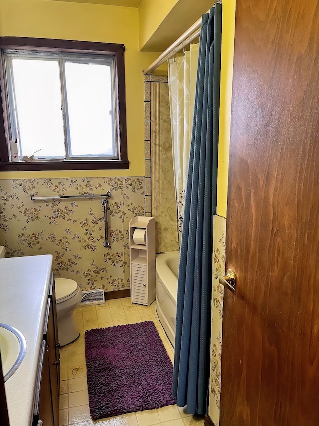 full bath featuring shower / bath combination with curtain, visible vents, toilet, vanity, and wallpapered walls