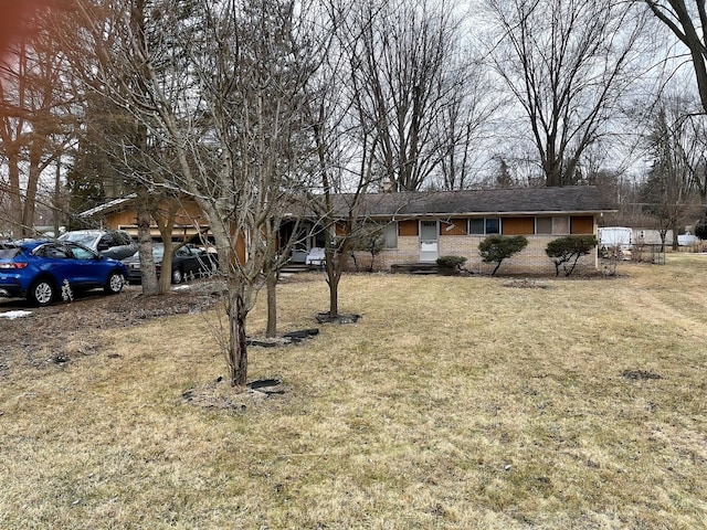 ranch-style home featuring a front lawn