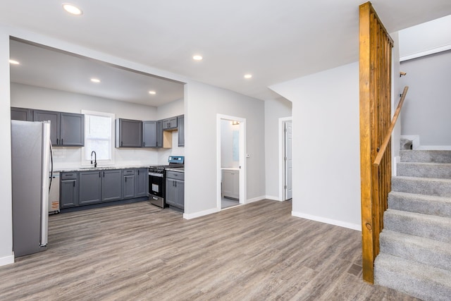 kitchen featuring light wood-style floors, recessed lighting, stainless steel appliances, and gray cabinetry