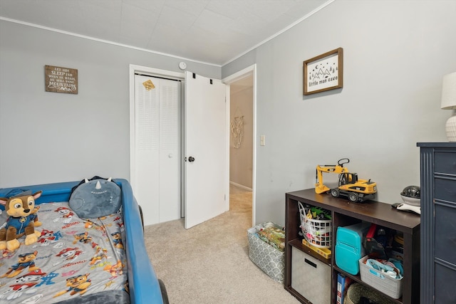 bedroom featuring carpet floors and a closet