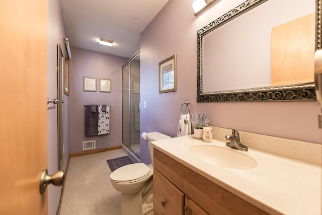 full bath featuring toilet, vanity, visible vents, baseboards, and a stall shower