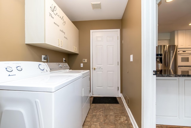 laundry area featuring visible vents, washing machine and clothes dryer, cabinet space, and baseboards