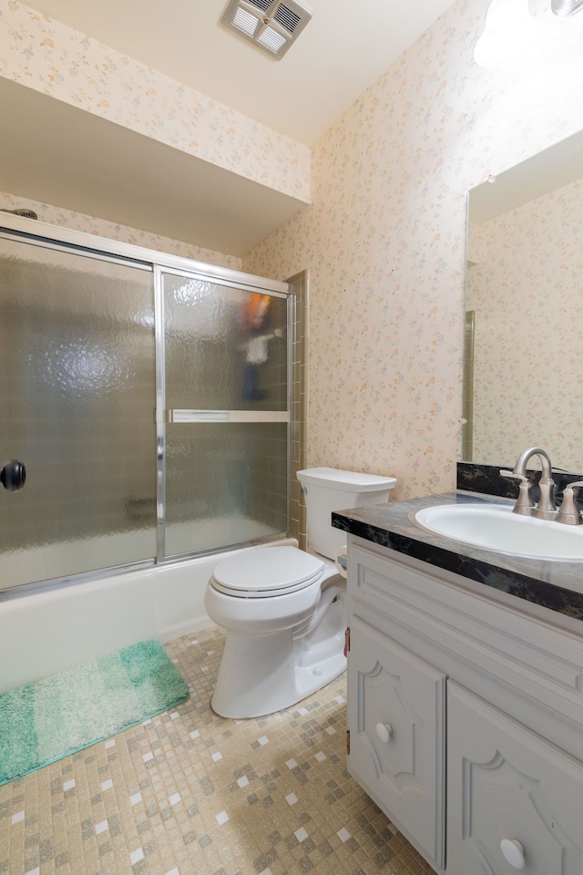 full bathroom with visible vents, shower / bath combination with glass door, toilet, and wallpapered walls