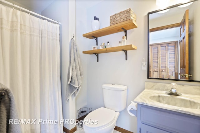 full bathroom with a shower with curtain, vanity, and toilet