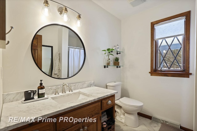 full bath with baseboards, visible vents, vanity, and toilet