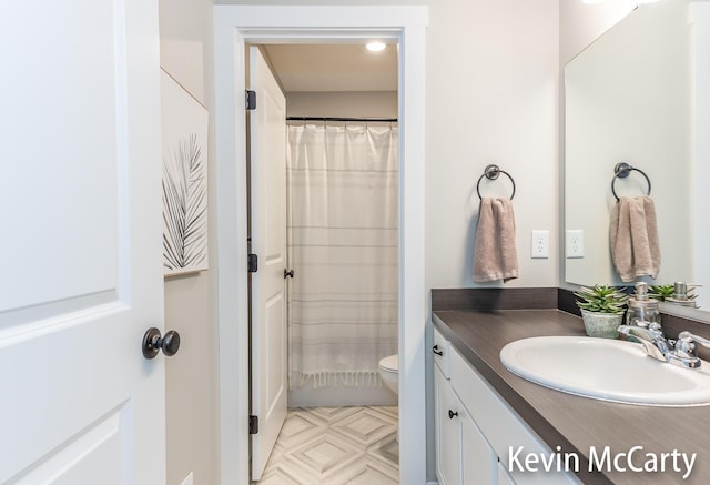 full bathroom featuring toilet, a shower with curtain, and vanity