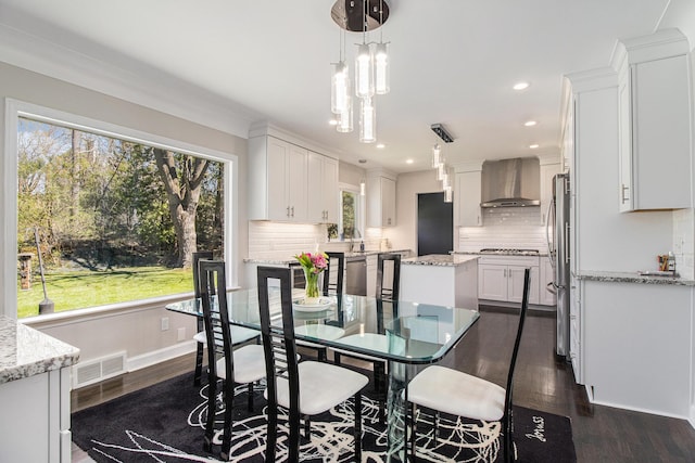 dining area featuring recessed lighting, visible vents, dark wood finished floors, and baseboards