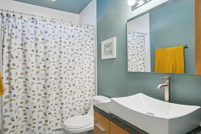 full bathroom with a shower with shower curtain, vanity, and toilet