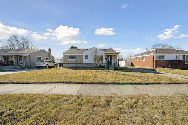 view of front facade featuring a front yard