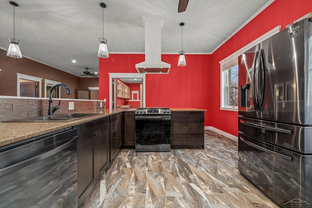 kitchen featuring stainless steel appliances, a sink, decorative light fixtures, and baseboards