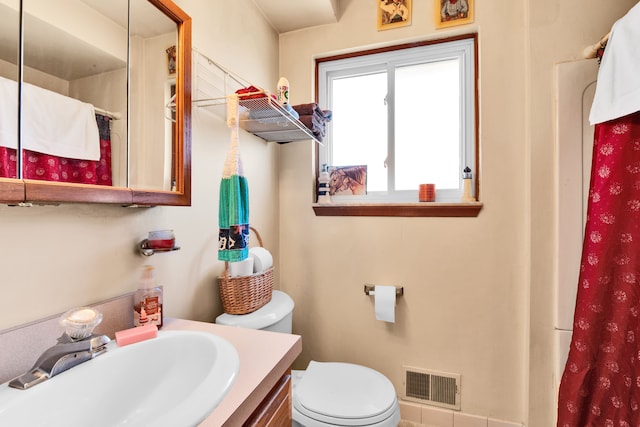 full bathroom with toilet, a shower with shower curtain, vanity, and visible vents