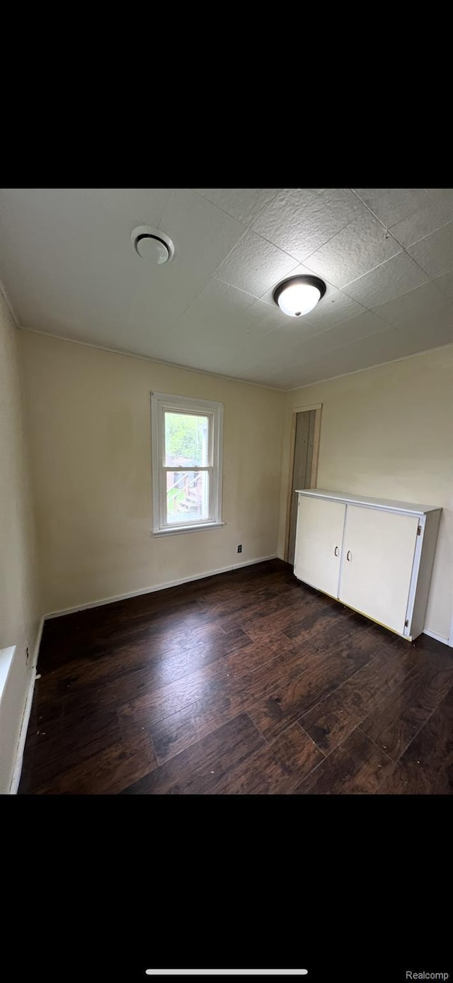 1531 Gilbert St, Saginaw, MI 48602 - unfurnished room with dark wood-style flooring and baseboards