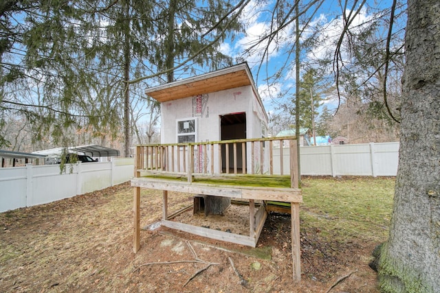 view of yard with fence and an outdoor structure