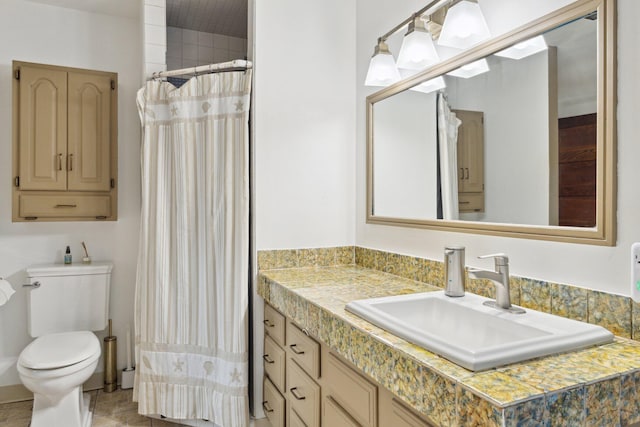 bathroom with a shower with shower curtain, vanity, and toilet