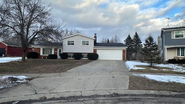 view of front facade with a garage and driveway