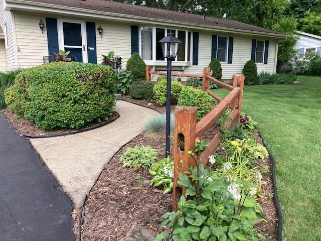 single story home with a front lawn