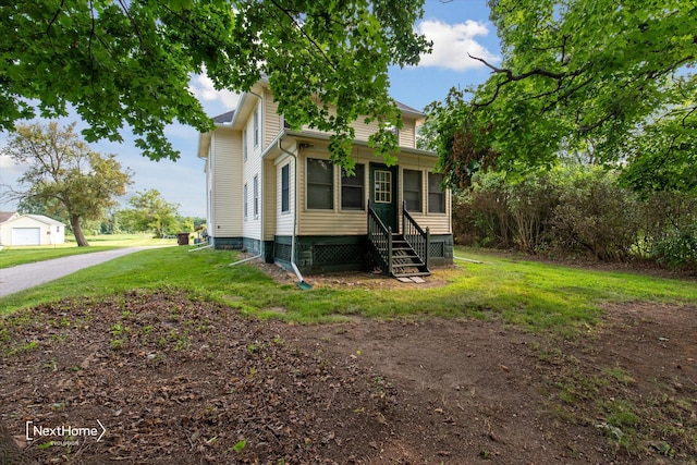 view of front facade featuring entry steps and a front yard