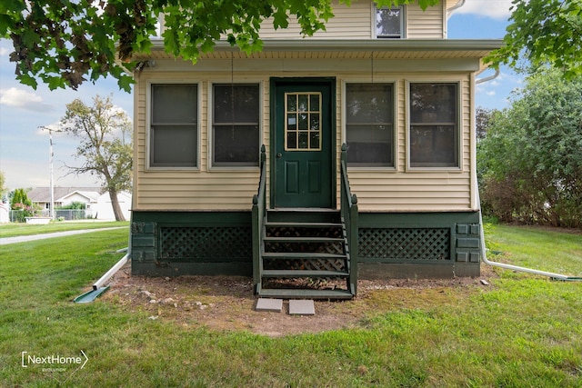 view of front of house with entry steps and a front yard