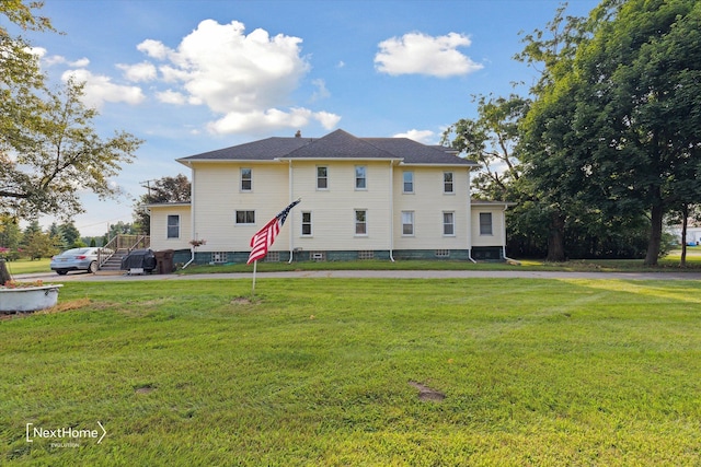 view of front facade featuring a front lawn