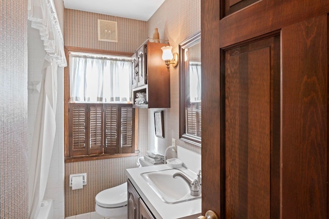 full bathroom featuring toilet, vanity, visible vents, and wallpapered walls