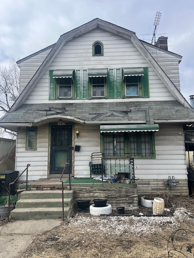 view of front of property with a gambrel roof