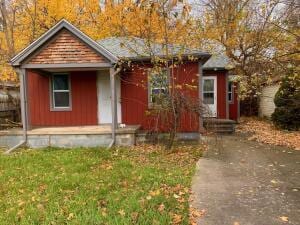 bungalow-style home featuring a front lawn