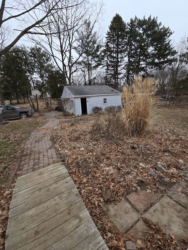 view of yard with an outbuilding