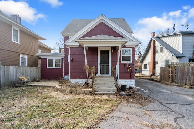 view of front of home with entry steps and fence