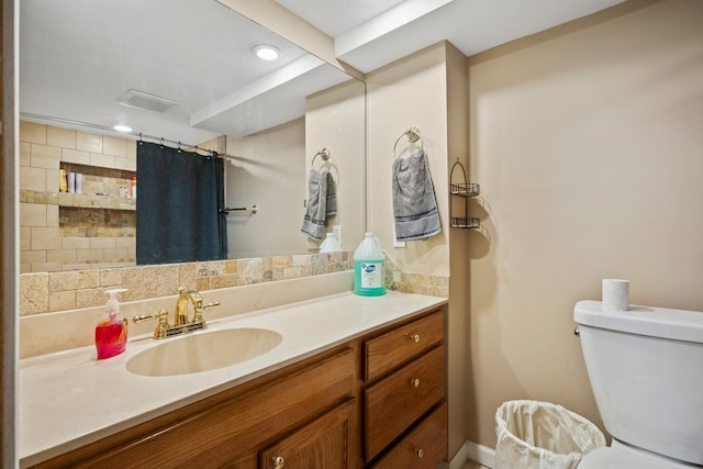 full bathroom with a shower with curtain, vanity, toilet, and recessed lighting