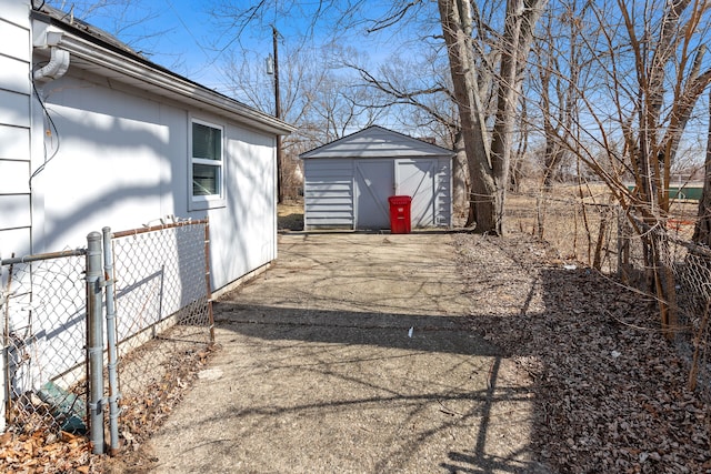 view of yard featuring an outdoor structure, a storage unit, and fence