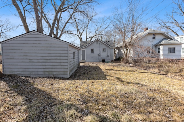 view of yard with an outdoor structure