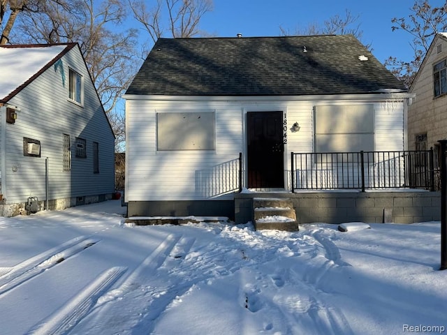 view of front of property featuring a shingled roof