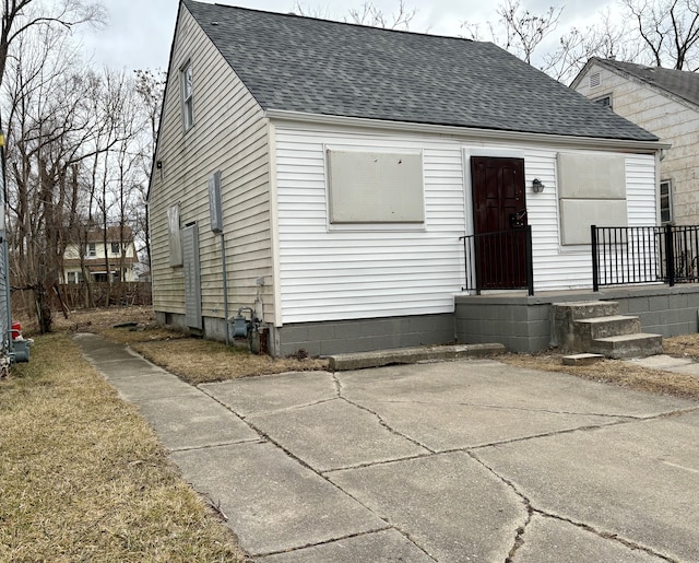 view of front of property featuring a shingled roof