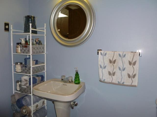 7433 E Maple Ave, Grand Blanc, MI 48439 - view of bathroom