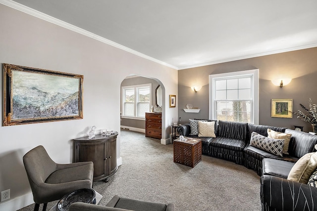 living area with arched walkways, carpet flooring, crown molding, and baseboards